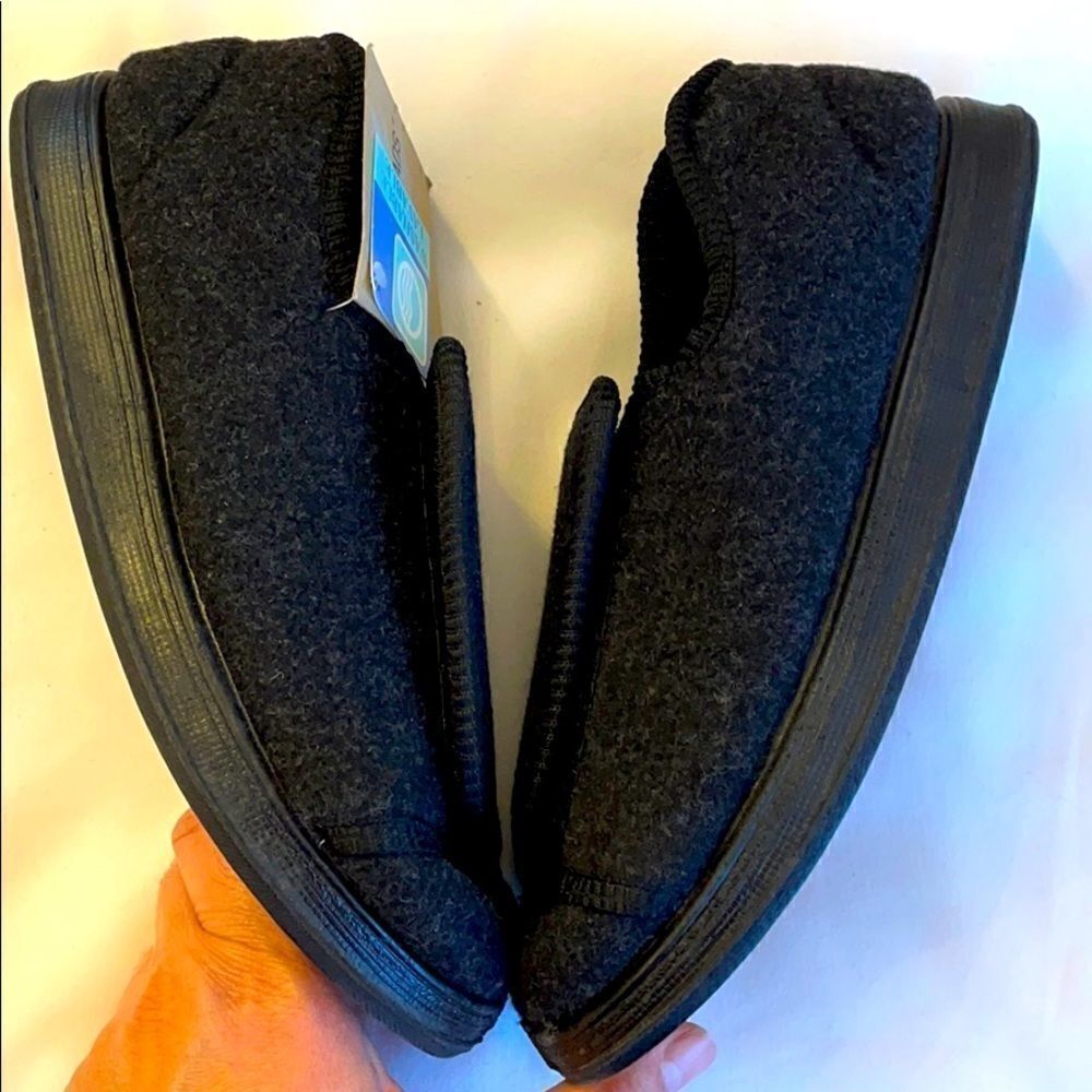 FOAMTREADS WASHABLE HOUSE SHOES.  SIZE 6… - Picture 3 of 8